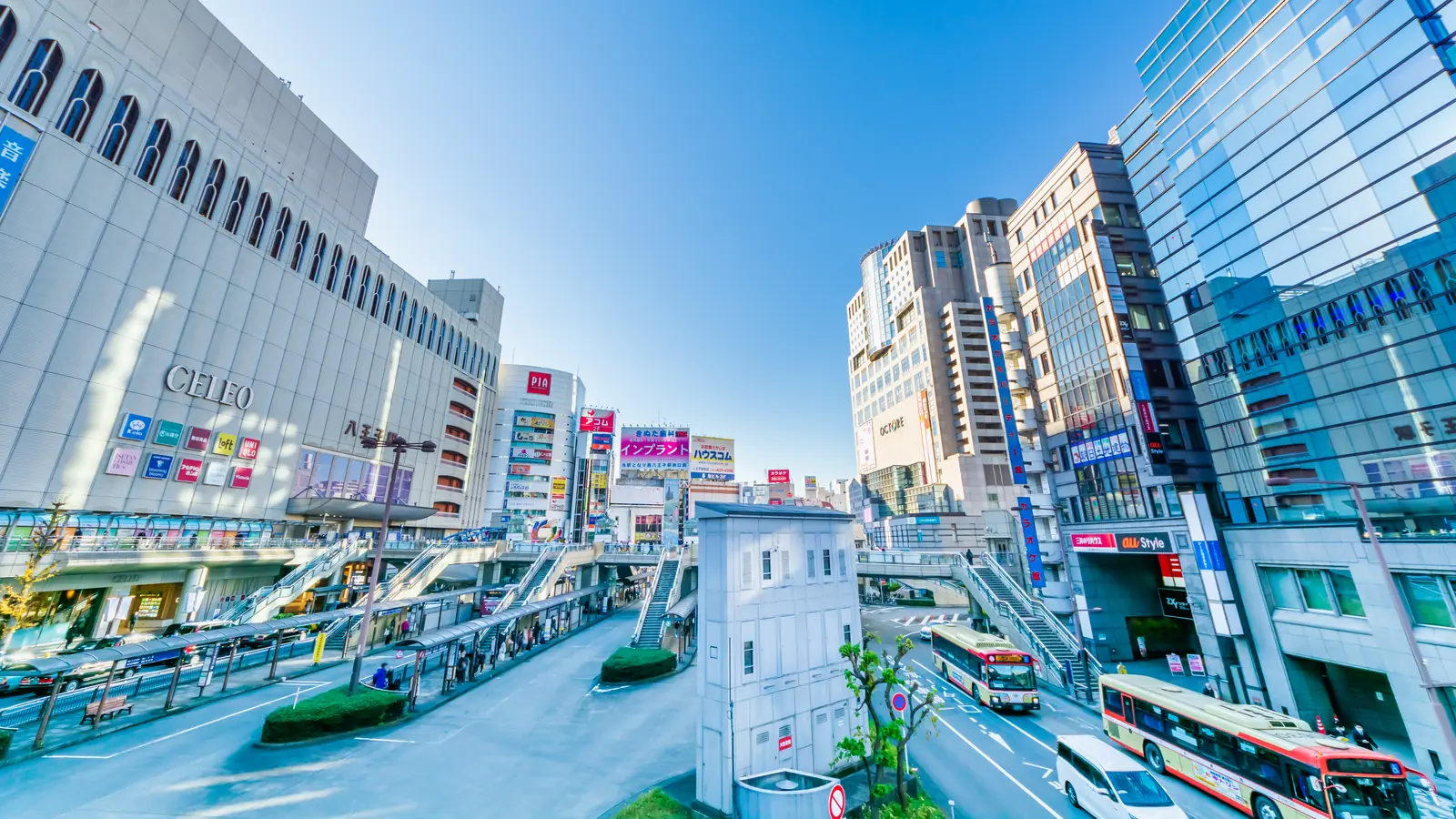JR八王子駅前の街並みとバスロータリー