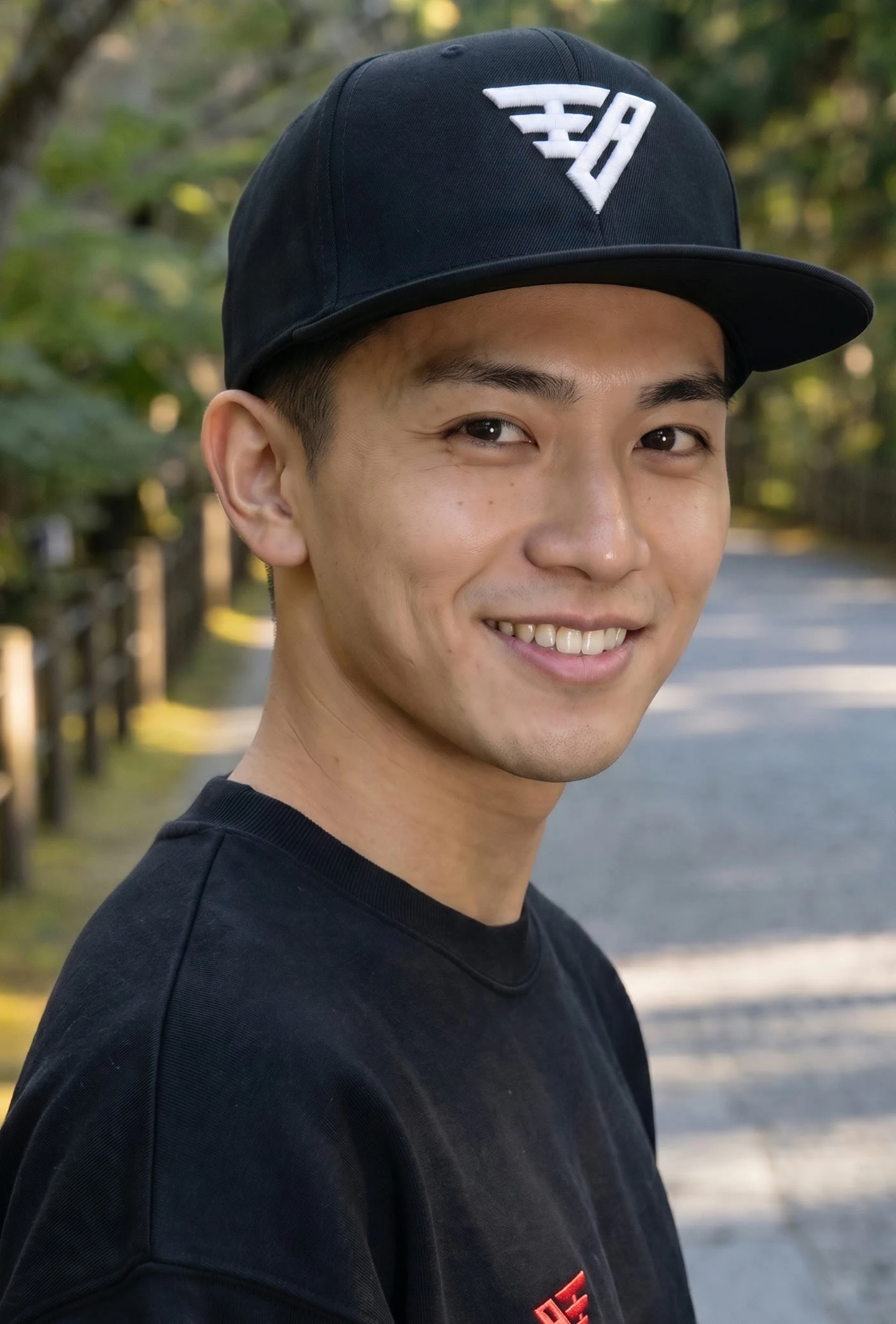 並木道に立つ男性モデル