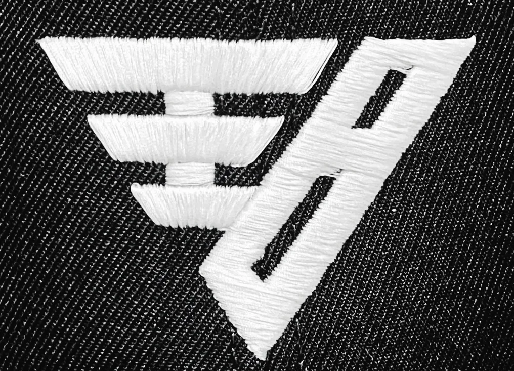 EIGHT-OU 3D刺繍の接写
